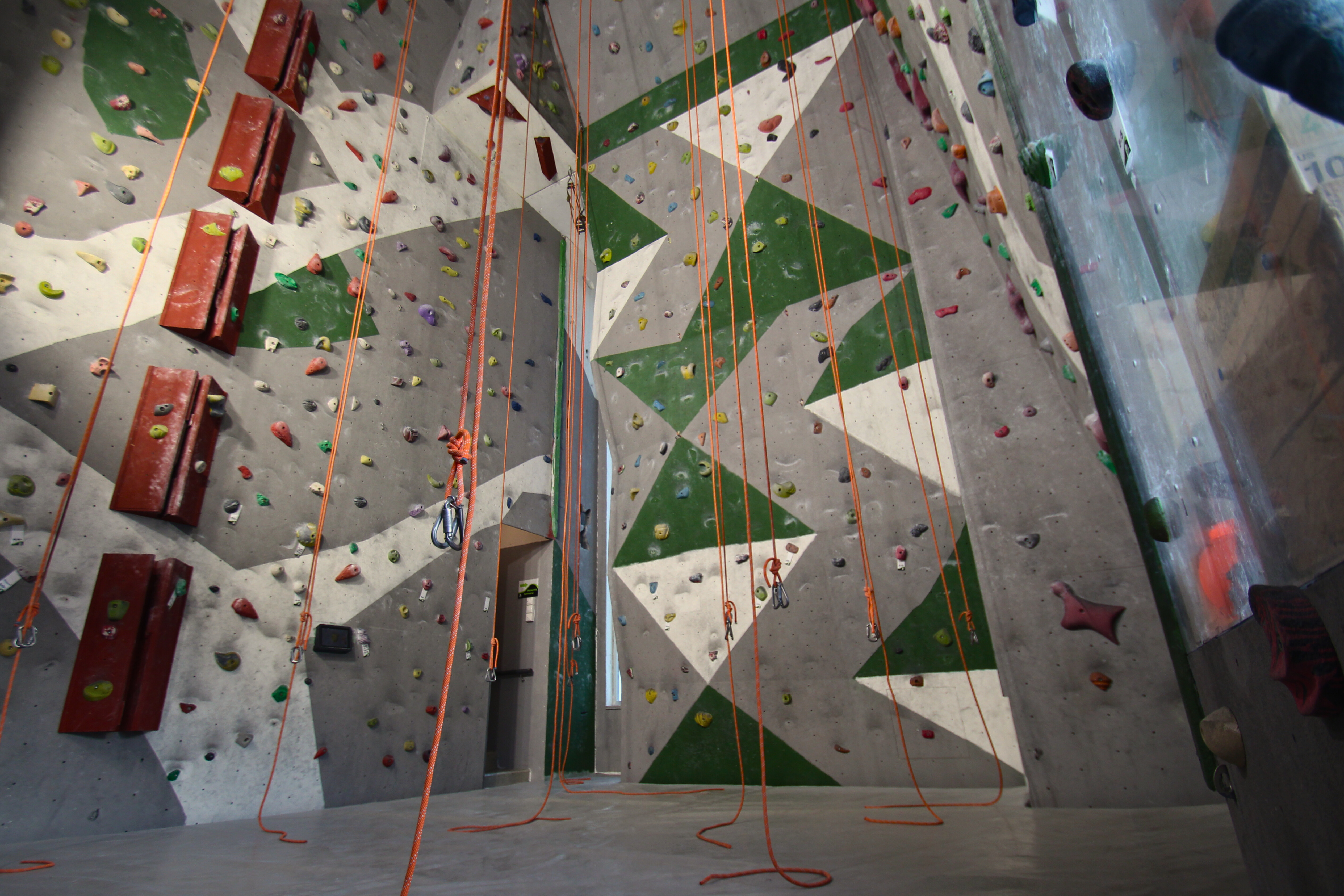 Kezdő falmászás a MŰFAL mászóteremben Budapesten