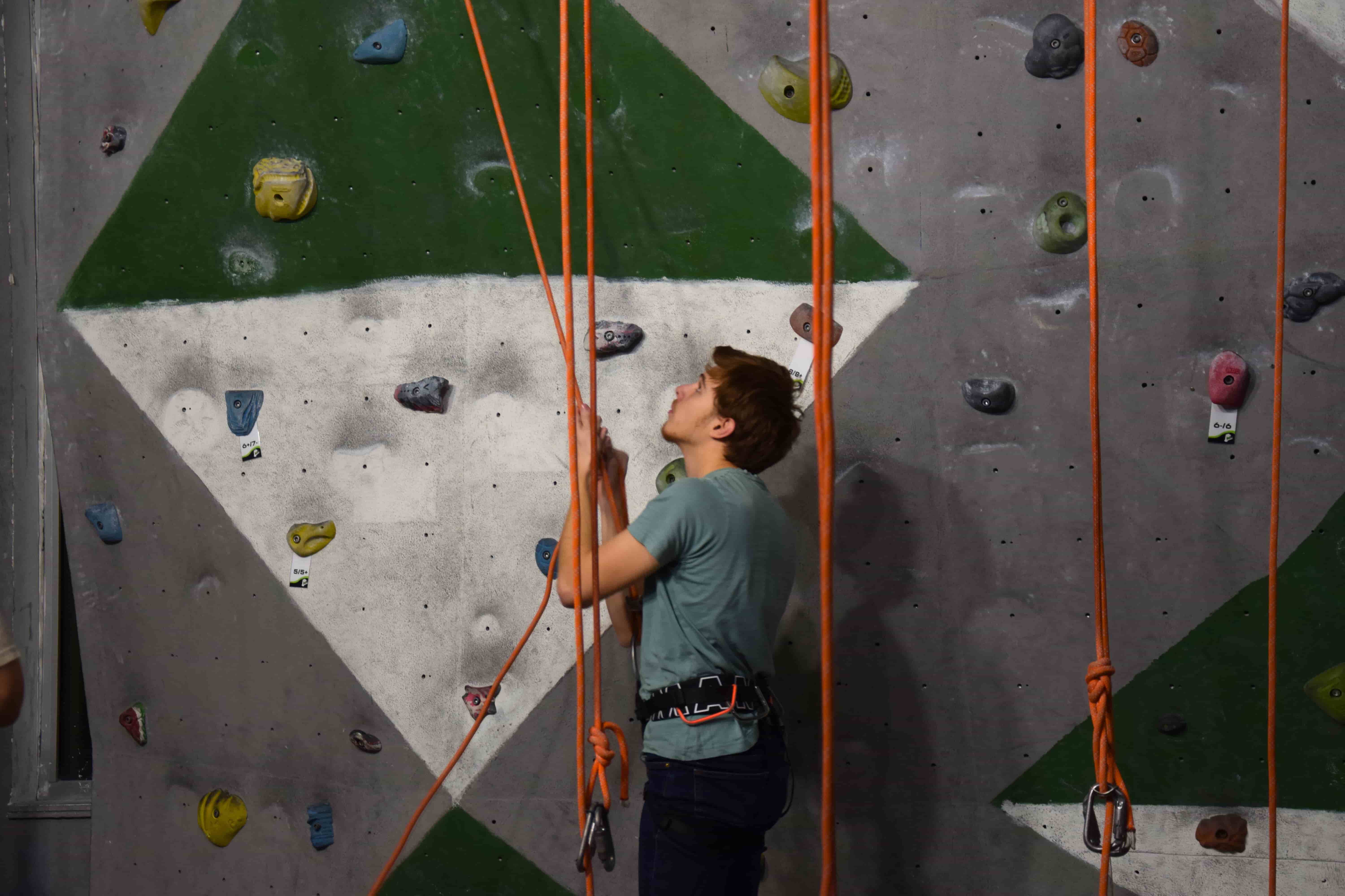 Top rope mászás a MŰFAL köteles mászótermében Budapesten